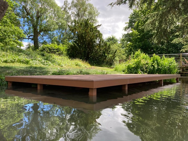 Temporary jetty for boat trips